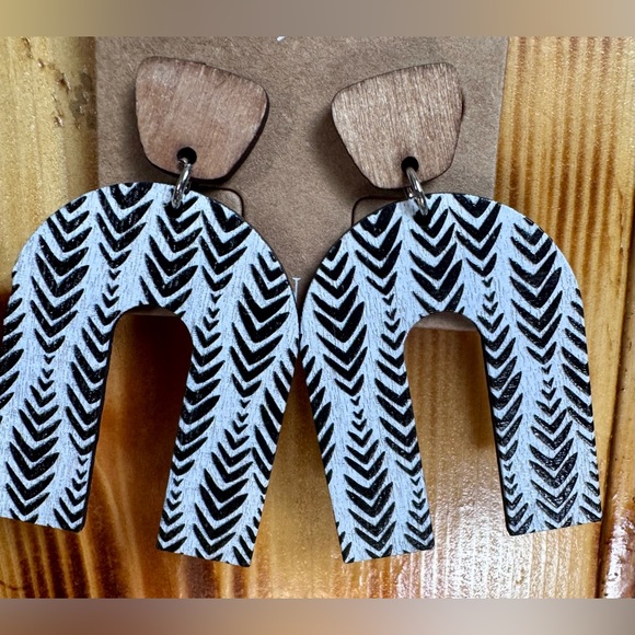 Plunder Black and White Chevron Earrings - Picture 4 of 4